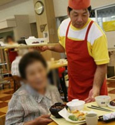 食事を提供するスタッフの様子