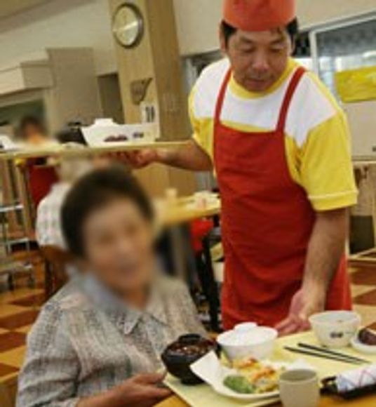 食事を提供するスタッフの様子