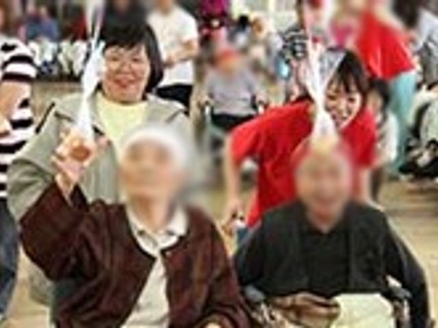 楽しい交流の場 ラウンジ 利用者の方々が笑顔で交流する、和やかな雰囲気のスペースです。