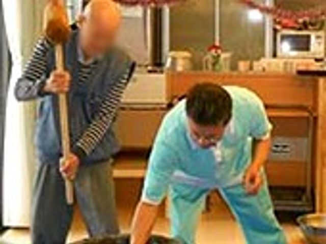 調理中の様子 キッチン スタッフが協力しながら調理を行っています。息のあったチームワークが感じられます。