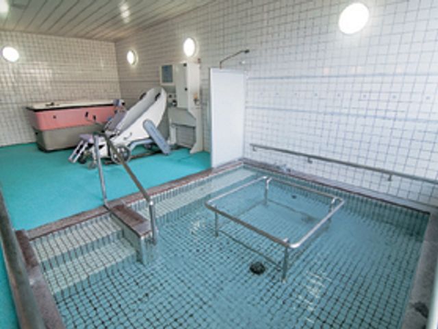 機能的な浴室 浴室 広々とした空間で、多様な設備が整っています。入浴の介助がしやすい構造です。