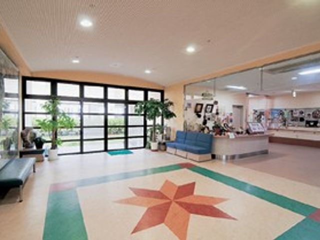 広々としたロビー ロビー 開放的で自然光が溢れるロビーです。くつろぎながらお仕事環境を確認できます。