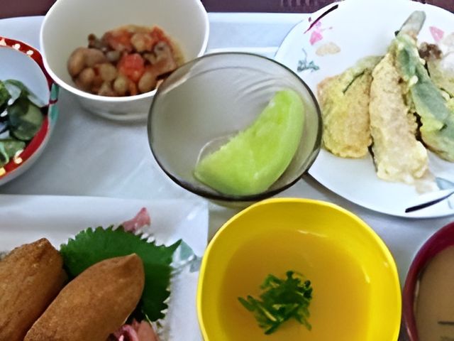 多様な料理の食事 食堂 栄養バランスの取れた多様な料理を提供しています。食事を通じて健康的な生活をサポートします。