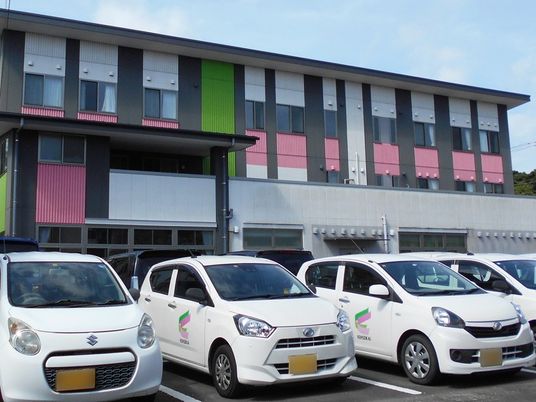 施設外観と車両  