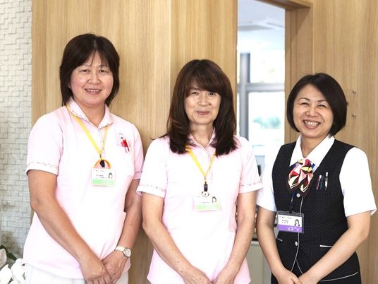 スタッフ3人の受付前  