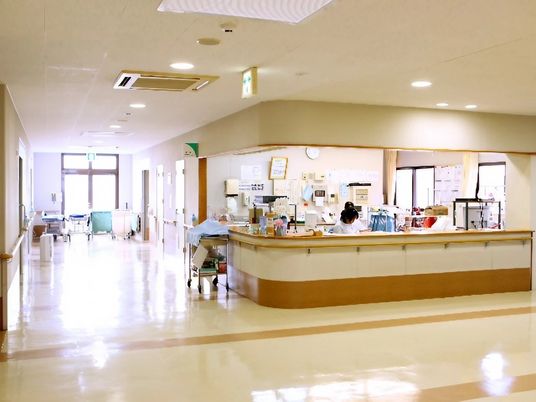 受付のある明るい廊下  