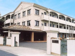 落ち着いた外観の建物  