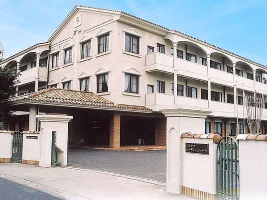 落ち着いた外観の建物  