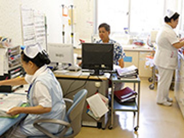 看護スタッフの様子 スタッフイメージ 働くスタッフが和やかな雰囲気で業務を行っています。自然光が差し込む明るい空間です。