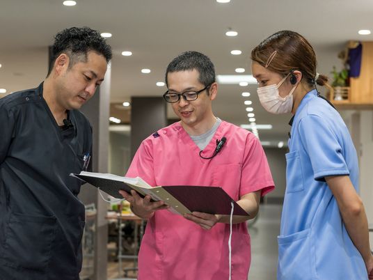 スタッフが相談する廊下  