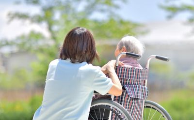 車椅子利用者と介護士の様子