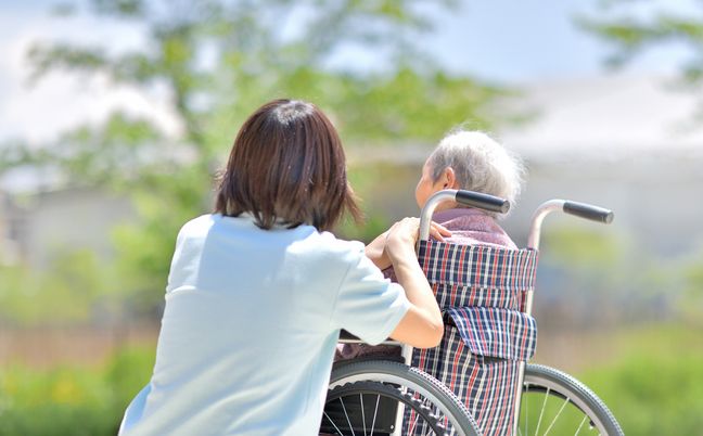 車椅子利用者と介護士の様子