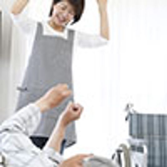 笑顔のスタッフと利用者の共有スペース