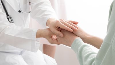 優しい手のふれあい