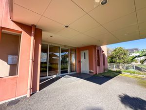 幅広い出入口付きの施設外観