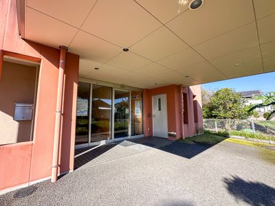 幅広い出入口付きの施設外観