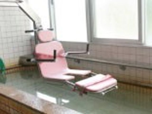 介助用浴槽の浴室 浴室 自然光が差し込む浴室で、専用の介助用浴槽により安全で快適な入浴が可能です。