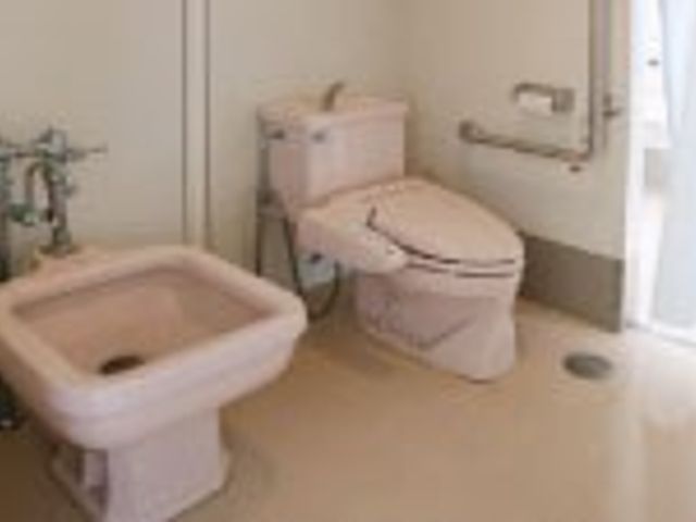 明るい広さのトイレ内 トイレ 広々としたトイレ空間で、手すりが設置されており、使用する方の安全を考慮しています。