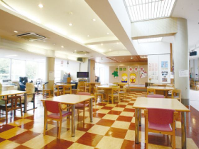 落ち着いた雰囲気の食堂 食堂 ゆったりとしたスペースの食堂です。テーブルごとに空間があり、ご家族や他の利用者との食事が楽しめます。