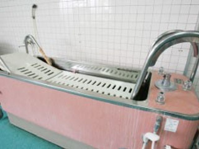 快適な浴槽設備 浴室 広々としたバスタブが備わっており、リラックスして入浴できる環境が整っています。