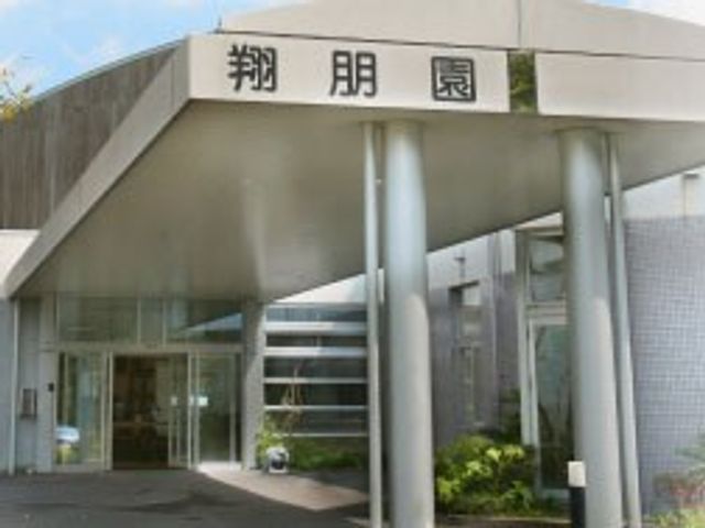 入り口 エントランス 広々としたエントランスで、自然光が差し込みます。施設の雰囲気を感じることができます。