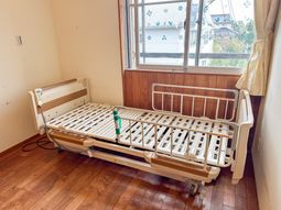 明るいベッドの居室