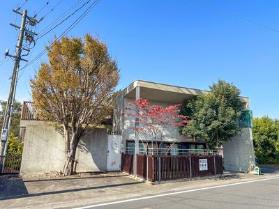 緑に囲まれた建物外観  