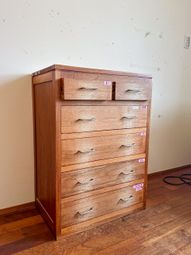 木製の収納家具の居室