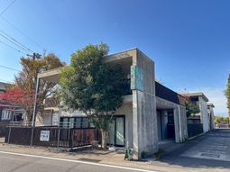 モダンな外観の建物