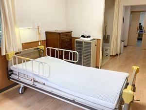 明るい居室のベッド  
