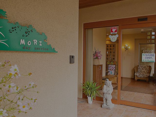 温かみのあるエントランス エントランス 明るく歓迎する雰囲気のエントランスです。入り口の様子から日々の活動が想像されます。