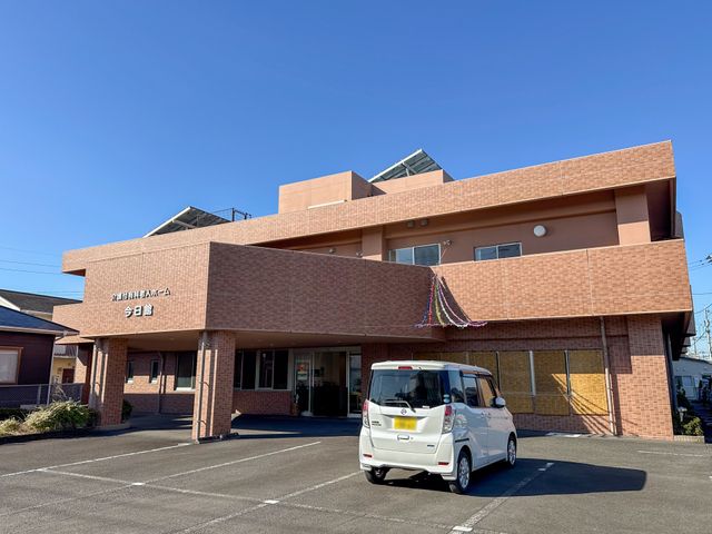 レンガ調の建物外観