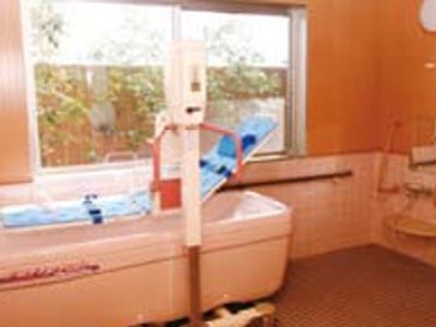 介助用浴槽と設備