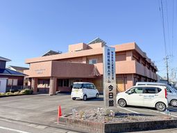 駐車場付きの外観