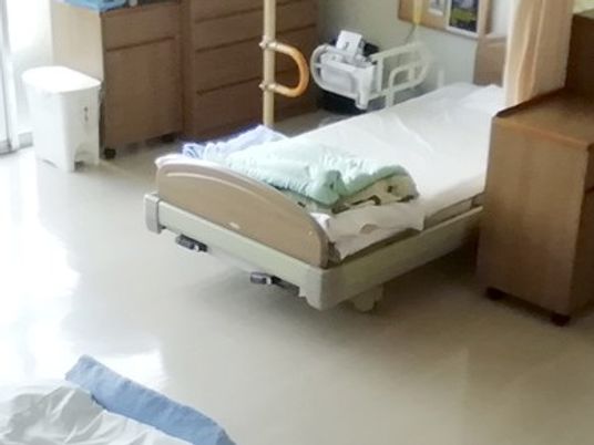 明るい居室のベッド  