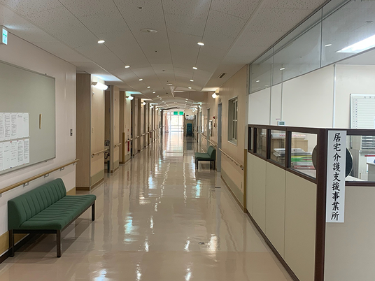 長い廊下  