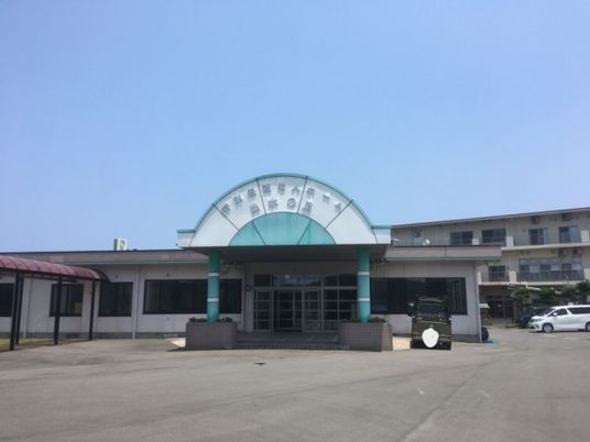 施設の正面入口外観  