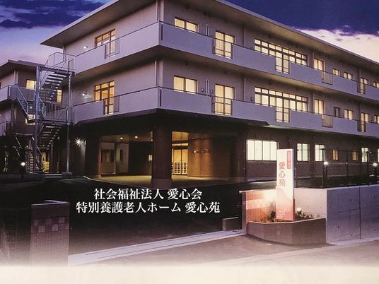 夕暮れの施設外観  