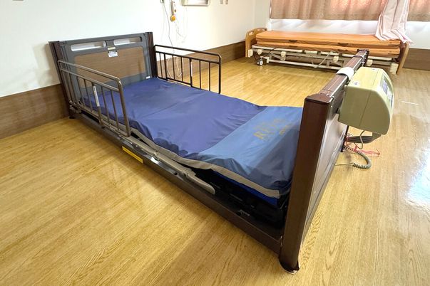 シンプルなベッドの居室