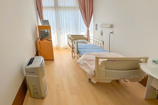 明るいベッドのある居室