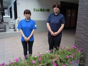 外観前のスタッフ  