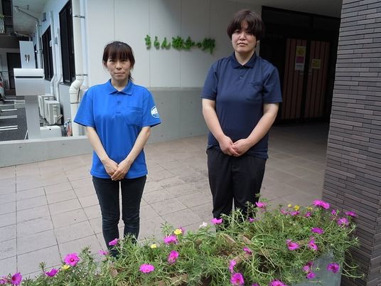 外観前のスタッフ  