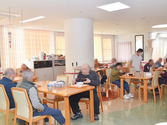 明るい食堂の風景