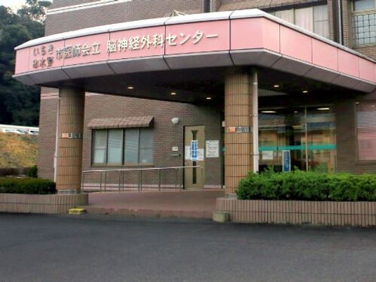 施設の正面入口  