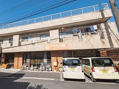 車が停まる建物