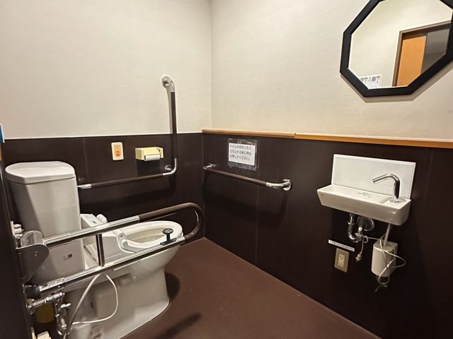 使いやすいトイレ トイレ 手すりが充実したトイレは、安心して利用できます。すっきりとしたデザインが魅力です。