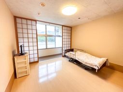 ベッドと窓の居室