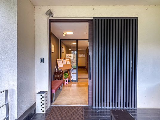 落ち着いた雰囲気の入口