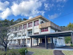 自然に囲まれた外観