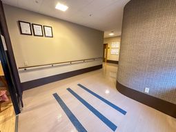 落ち着いた色調の廊下